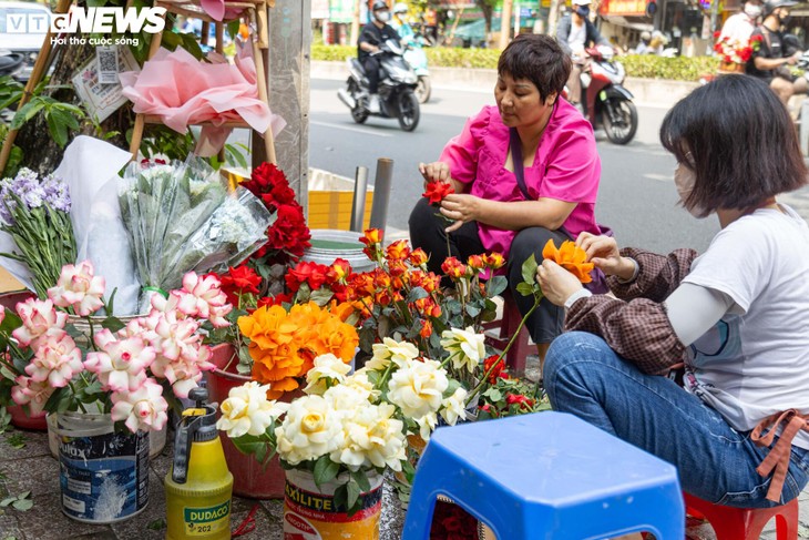 Giá hoa 20/10 tăng mạnh, người bán không kịp ngơi tay - ảnh 4