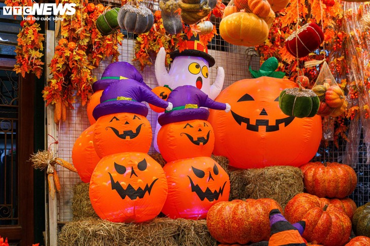 Đồ chơi Halloween ngập tràn, phố cổ Hà Nội trở nên ma mị - ảnh 12