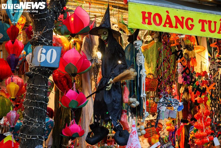 Đồ chơi Halloween ngập tràn, phố cổ Hà Nội trở nên ma mị - ảnh 20