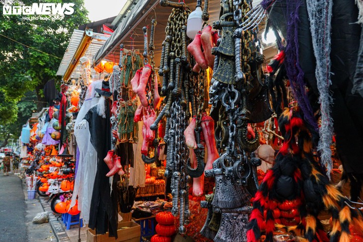 Đồ chơi Halloween ngập tràn, phố cổ Hà Nội trở nên ma mị - ảnh 2