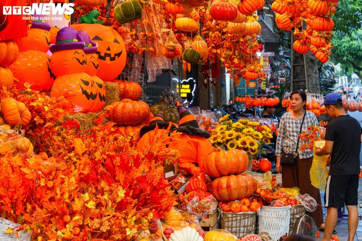 Đồ chơi Halloween ngập tràn, phố cổ Hà Nội trở nên ma mị - ảnh 8