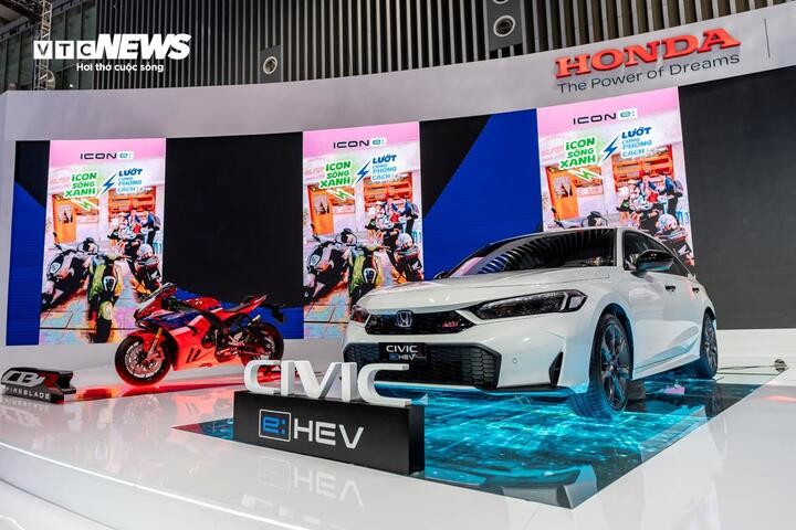 Vietnam Motor Show 2024 khai mạc, xe điện trở thành tâm điểm - ảnh 2