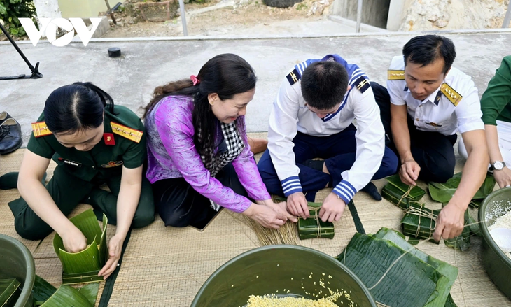 Cùng bộ đội ở vùng biển đảo Tây Nam gói bánh chưng đón Tết - ảnh 4