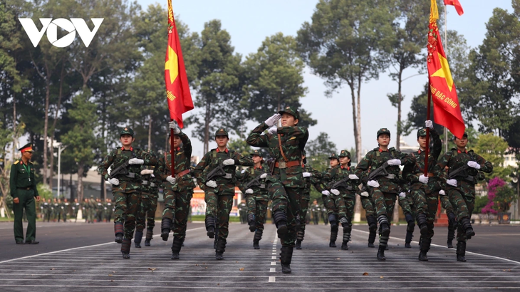 Những “bóng hồng” vượt nắng, rầm rập luyện tập diễu binh - ảnh 1