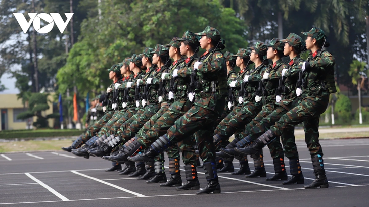 Những “bóng hồng” vượt nắng, rầm rập luyện tập diễu binh - ảnh 2