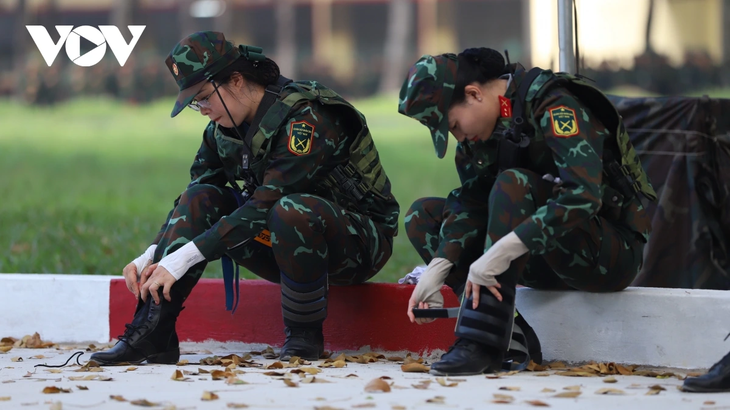 Những “bóng hồng” vượt nắng, rầm rập luyện tập diễu binh - ảnh 5