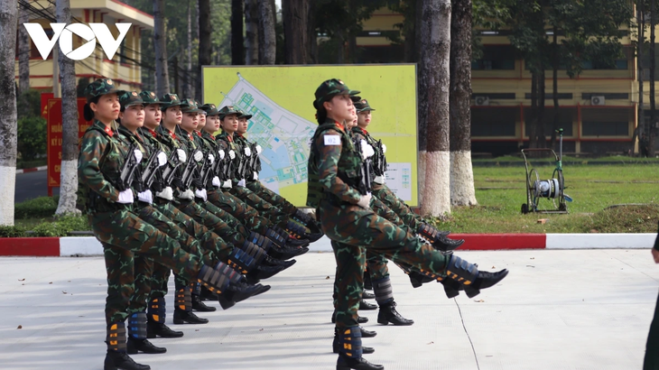 Những “bóng hồng” vượt nắng, rầm rập luyện tập diễu binh - ảnh 6