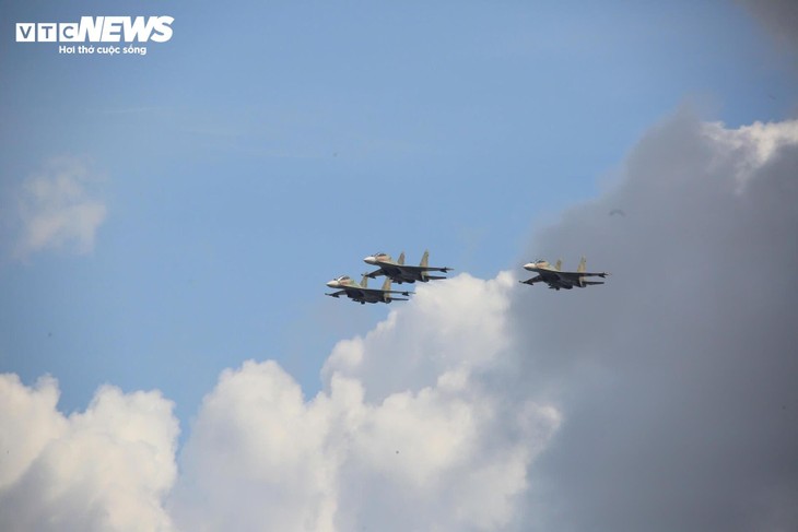 Trực thăng mang cờ đỏ thắm, tiêm kích xé gió trên bầu trời TP.HCM - ảnh 11