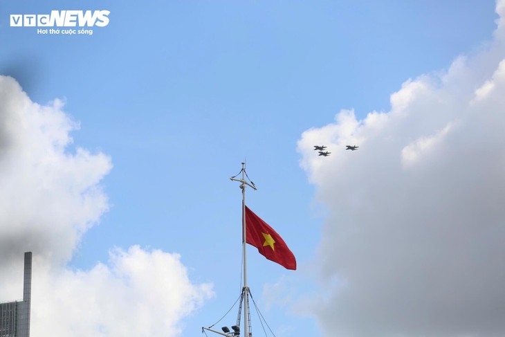 Trực thăng mang cờ đỏ thắm, tiêm kích xé gió trên bầu trời TP.HCM - ảnh 12