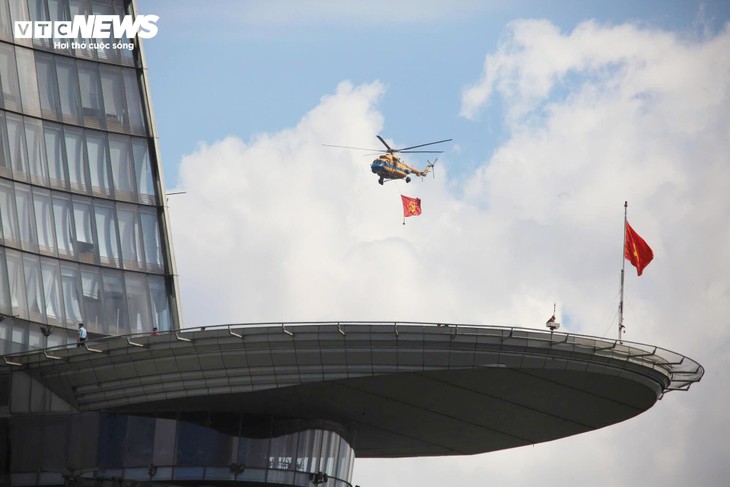 Trực thăng mang cờ đỏ thắm, tiêm kích xé gió trên bầu trời TP.HCM - ảnh 1