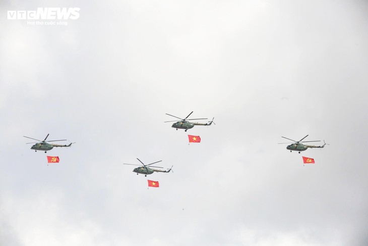 Trực thăng mang cờ đỏ thắm, tiêm kích xé gió trên bầu trời TP.HCM - ảnh 2