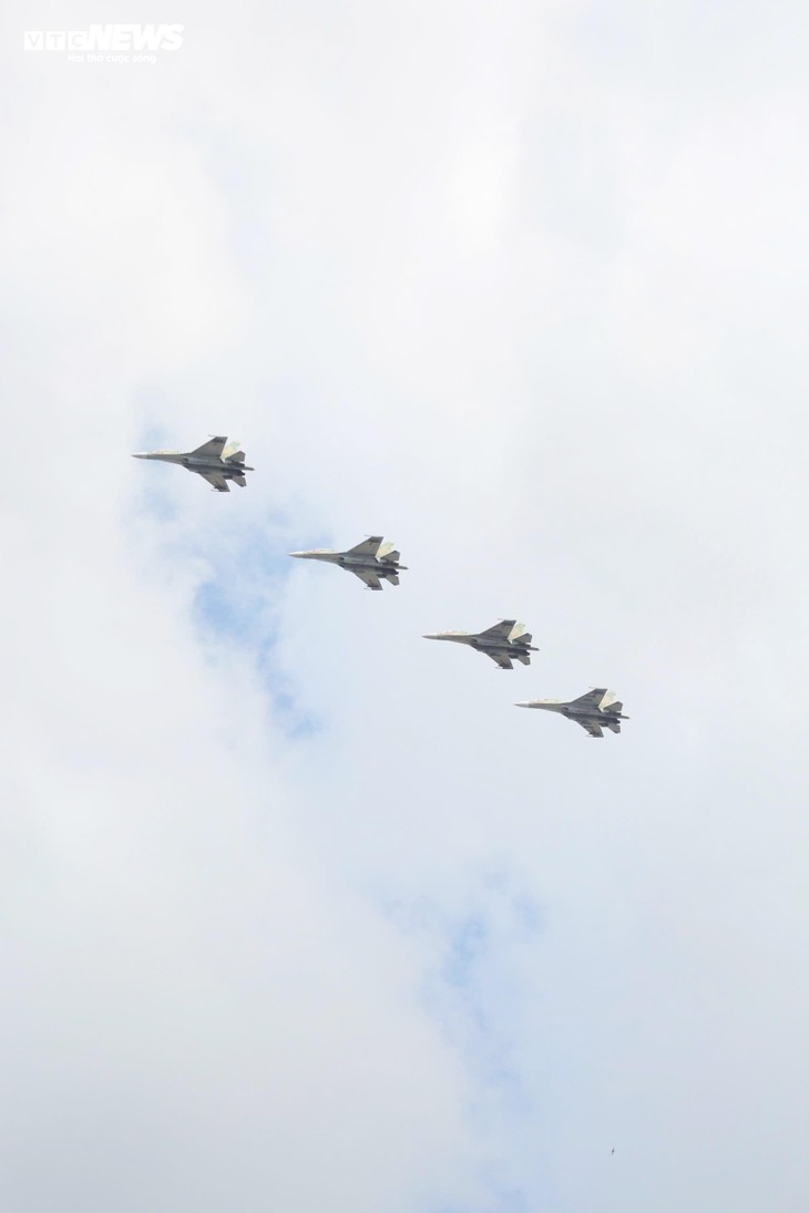 Trực thăng mang cờ đỏ thắm, tiêm kích xé gió trên bầu trời TP.HCM - ảnh 4