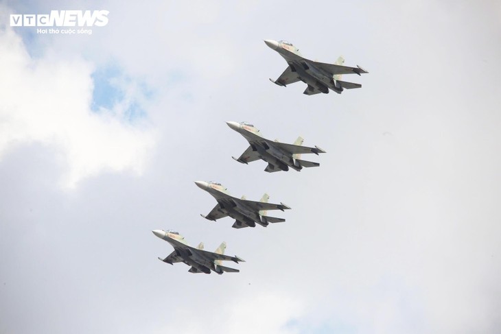 Trực thăng mang cờ đỏ thắm, tiêm kích xé gió trên bầu trời TP.HCM - ảnh 6