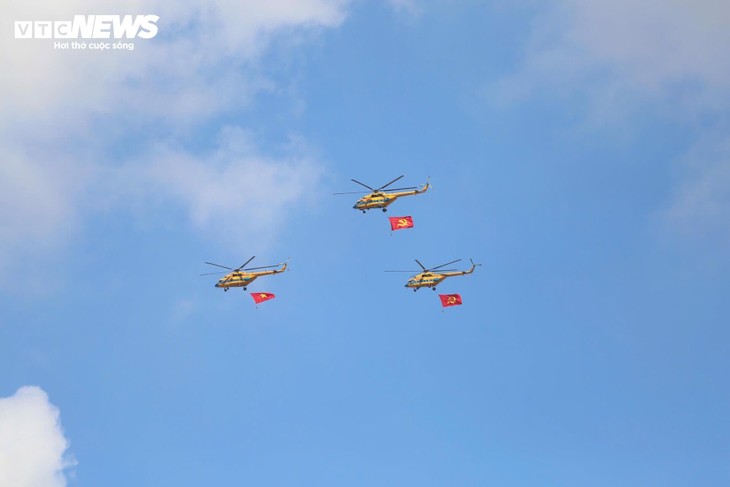 Trực thăng mang cờ đỏ thắm, tiêm kích xé gió trên bầu trời TP.HCM - ảnh 9