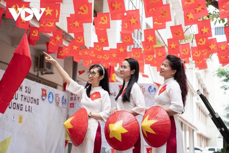 Quảng Ninh rực rỡ cờ hoa chào mừng 50 năm Ngày Giải phóng miền Nam, thống nhất đất nước - ảnh 10