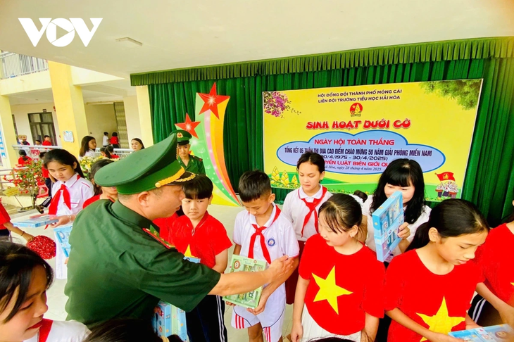 Quảng Ninh rực rỡ cờ hoa chào mừng 50 năm Ngày Giải phóng miền Nam, thống nhất đất nước - ảnh 11