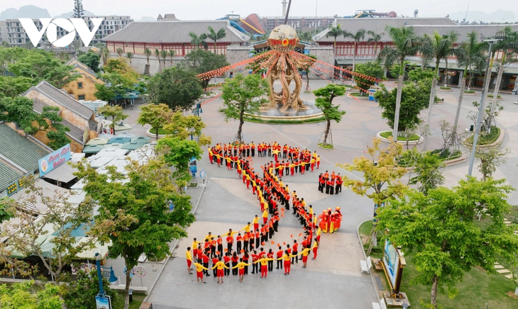 Quảng Ninh rực rỡ cờ hoa chào mừng 50 năm Ngày Giải phóng miền Nam, thống nhất đất nước - ảnh 13