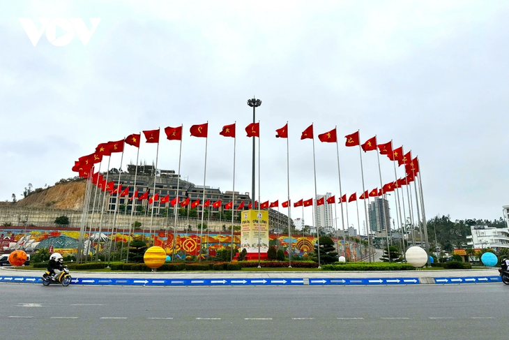 Quảng Ninh rực rỡ cờ hoa chào mừng 50 năm Ngày Giải phóng miền Nam, thống nhất đất nước - ảnh 1