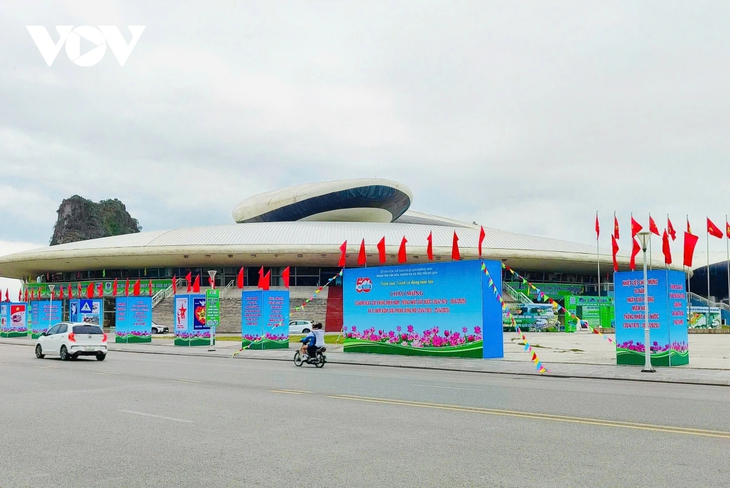 Quảng Ninh rực rỡ cờ hoa chào mừng 50 năm Ngày Giải phóng miền Nam, thống nhất đất nước - ảnh 5