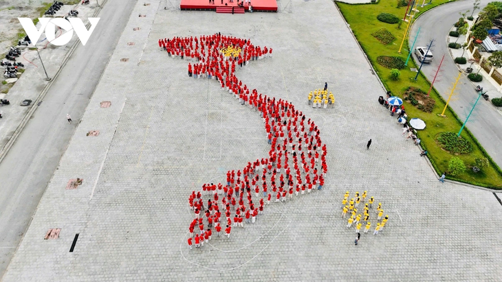 Quảng Ninh rực rỡ cờ hoa chào mừng 50 năm Ngày Giải phóng miền Nam, thống nhất đất nước - ảnh 7