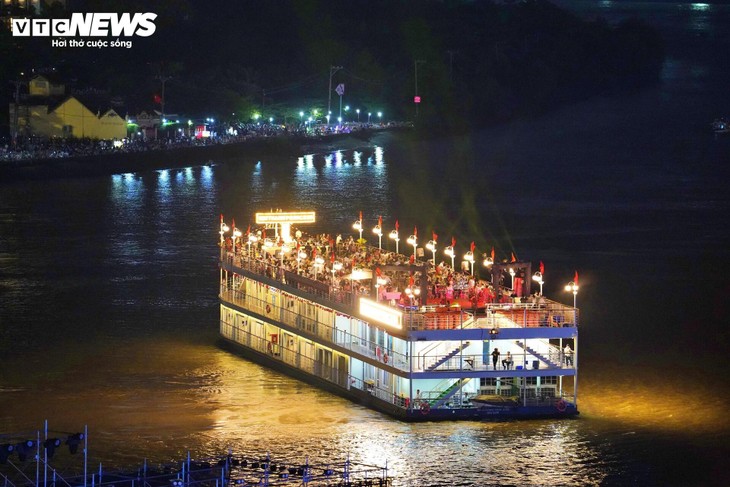 10.500 drone trên bầu trời TP.HCM tạo hình xe tăng tiến vào Dinh Độc Lập - ảnh 10