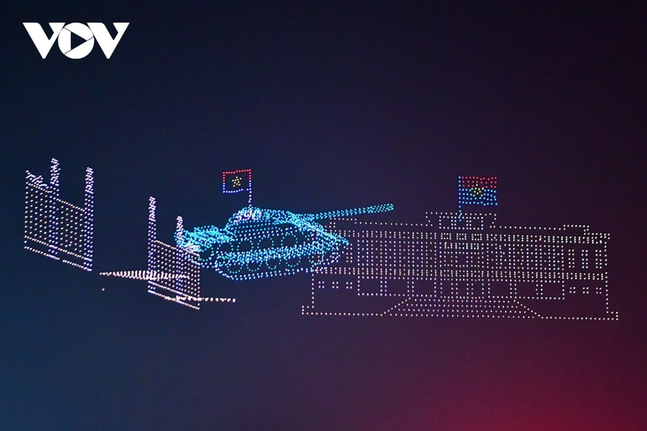 10.500 drone trên bầu trời TP.HCM tạo hình xe tăng tiến vào Dinh Độc Lập - ảnh 4