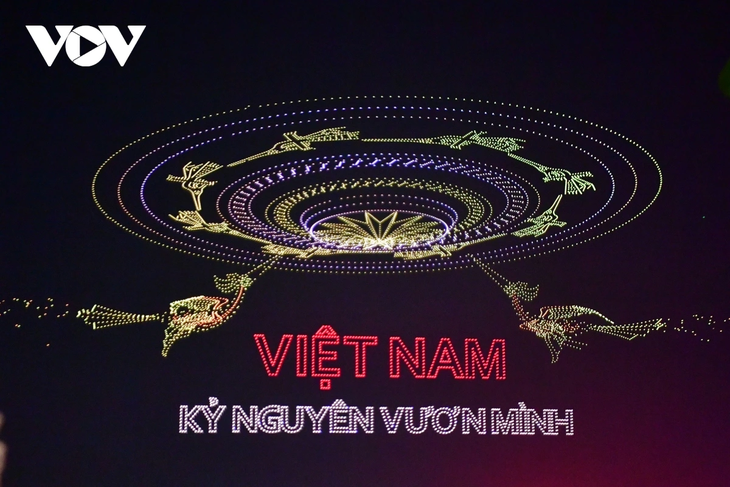 10.500 drone trên bầu trời TP.HCM tạo hình xe tăng tiến vào Dinh Độc Lập - ảnh 6