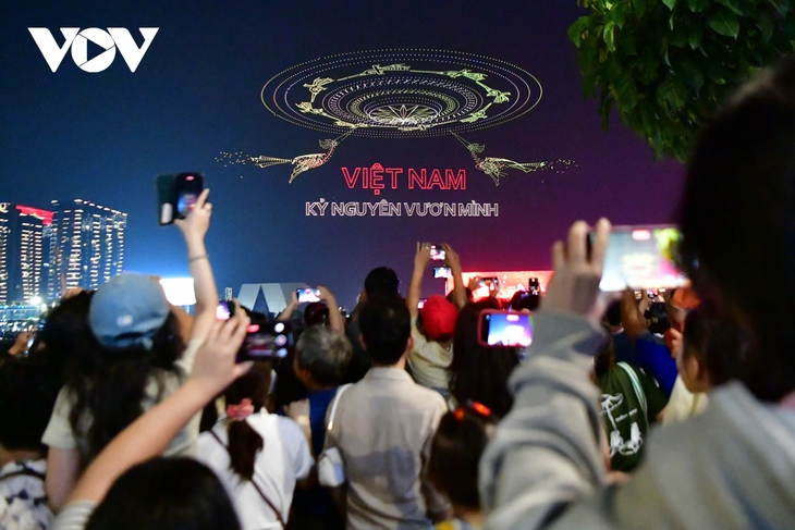 10.500 drone trên bầu trời TP.HCM tạo hình xe tăng tiến vào Dinh Độc Lập - ảnh 7