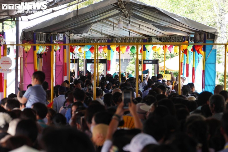 Hàng vạn người xếp hàng chiêm bái xá lợi Phật, nhiều người vượt 1.700km - ảnh 10