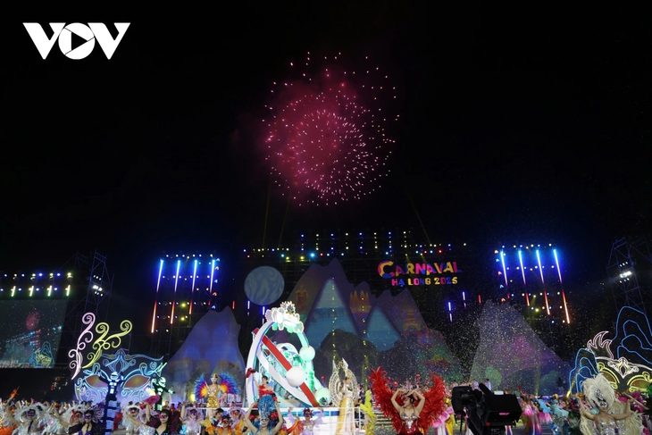 Hàng vạn người dân, du khách hoà mình vào không khí Carnaval Hạ Long 2025 - ảnh 11