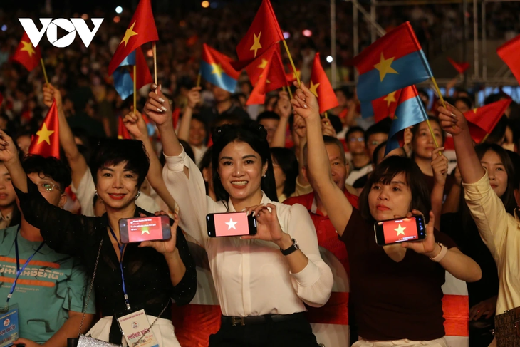 Hàng vạn người dân, du khách hoà mình vào không khí Carnaval Hạ Long 2025 - ảnh 1