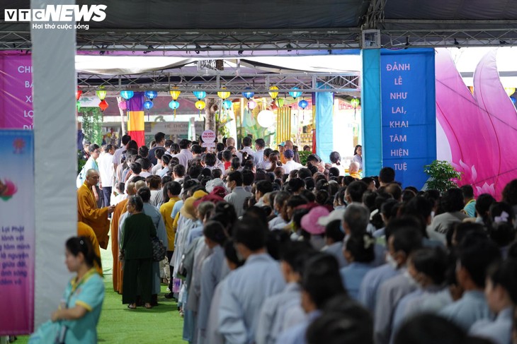 Hàng vạn người xếp hàng chiêm bái xá lợi Phật, nhiều người vượt 1.700km - ảnh 2