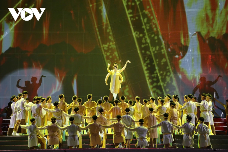 Hàng vạn người dân, du khách hoà mình vào không khí Carnaval Hạ Long 2025 - ảnh 4