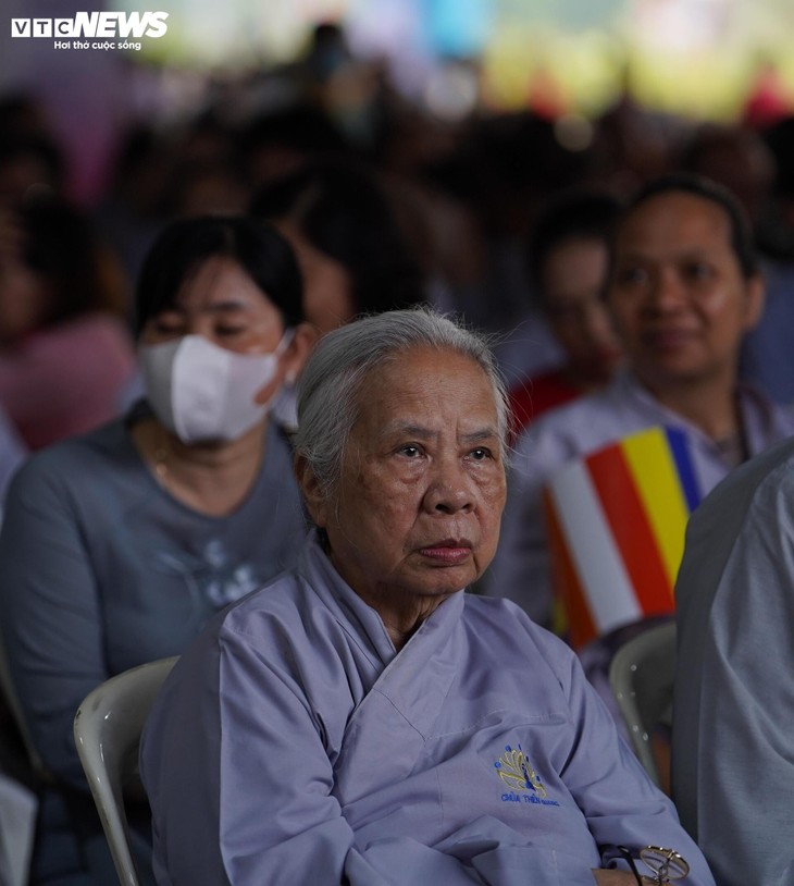 Hàng vạn người xếp hàng chiêm bái xá lợi Phật, nhiều người vượt 1.700km - ảnh 4