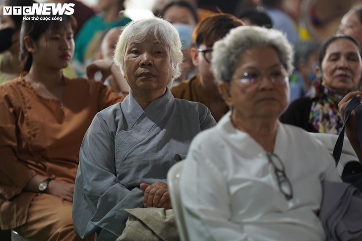 Hàng vạn người xếp hàng chiêm bái xá lợi Phật, nhiều người vượt 1.700km - ảnh 5