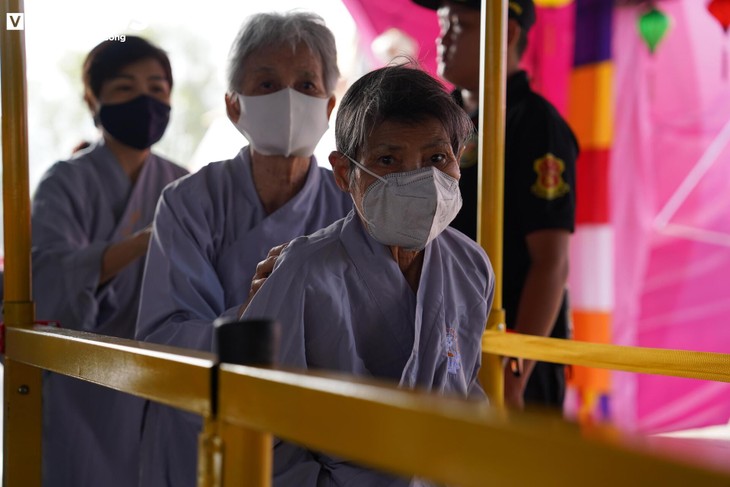 Hàng vạn người xếp hàng chiêm bái xá lợi Phật, nhiều người vượt 1.700km - ảnh 6