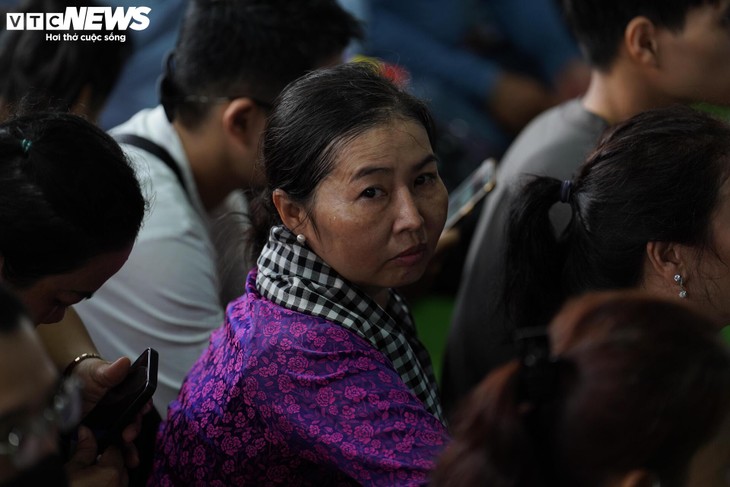 Hàng vạn người xếp hàng chiêm bái xá lợi Phật, nhiều người vượt 1.700km - ảnh 7