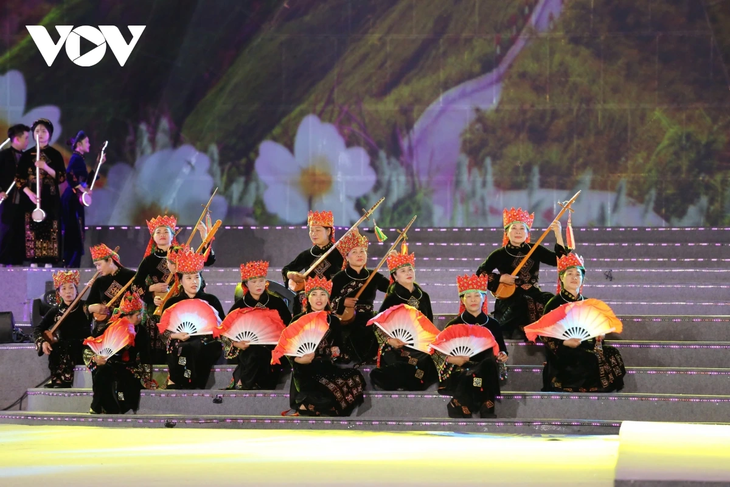 Hàng vạn người dân, du khách hoà mình vào không khí Carnaval Hạ Long 2025 - ảnh 7