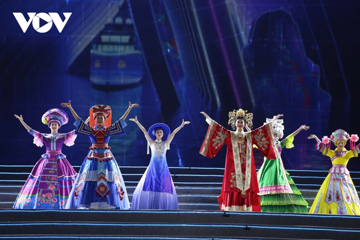 Hàng vạn người dân, du khách hoà mình vào không khí Carnaval Hạ Long 2025 - ảnh 8