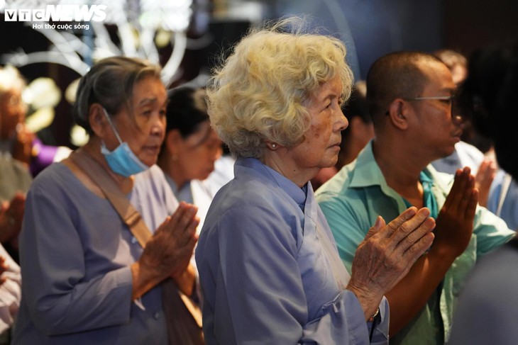 Hàng vạn người xếp hàng chiêm bái xá lợi Phật, nhiều người vượt 1.700km - ảnh 9