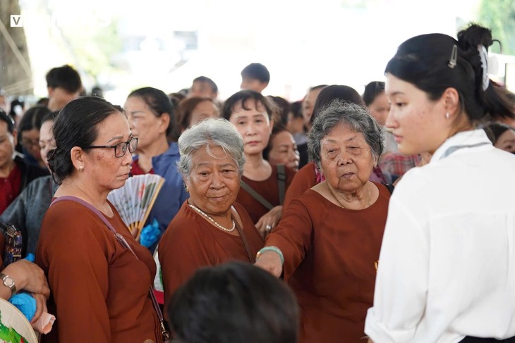 Dòng người xếp hàng chờ chiêm bái Xá lợi Trái tim Bồ tát Thích Quảng Đức - ảnh 11