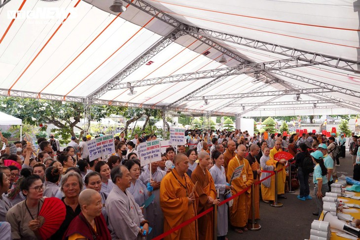Dòng người xếp hàng chờ chiêm bái Xá lợi Trái tim Bồ tát Thích Quảng Đức - ảnh 15