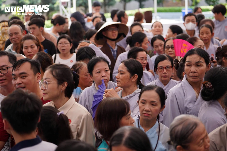 Dòng người xếp hàng chờ chiêm bái Xá lợi Trái tim Bồ tát Thích Quảng Đức - ảnh 16