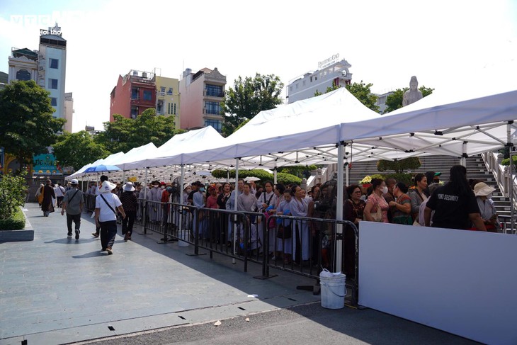 Dòng người xếp hàng chờ chiêm bái Xá lợi Trái tim Bồ tát Thích Quảng Đức - ảnh 3