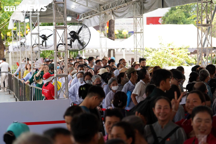 Dòng người xếp hàng chờ chiêm bái Xá lợi Trái tim Bồ tát Thích Quảng Đức - ảnh 6