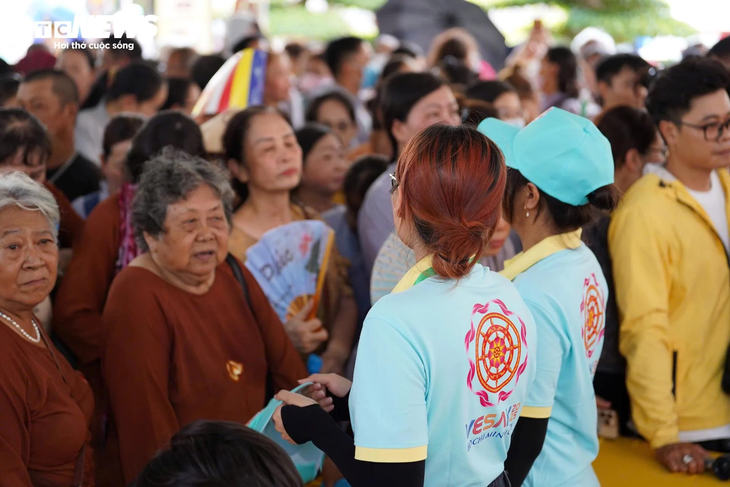 Dòng người xếp hàng chờ chiêm bái Xá lợi Trái tim Bồ tát Thích Quảng Đức - ảnh 7