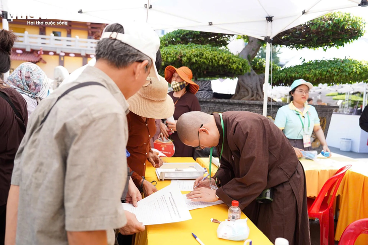 Dòng người xếp hàng chờ chiêm bái Xá lợi Trái tim Bồ tát Thích Quảng Đức - ảnh 10