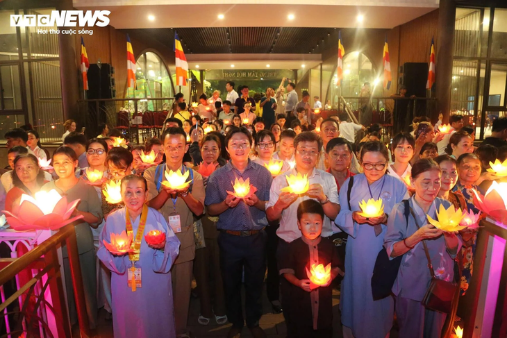 Hoa đăng sáng rực rỡ trong đêm mừng Đại lễ Vesak 2025 - ảnh 10