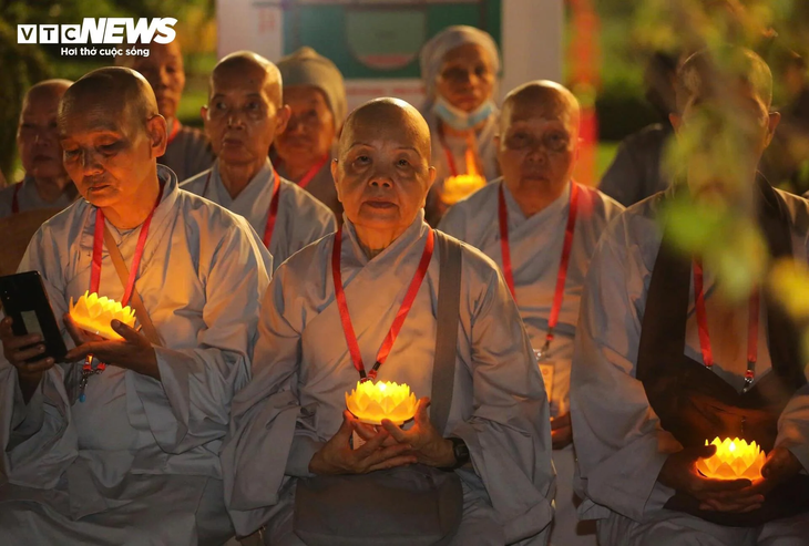 Hoa đăng sáng rực rỡ trong đêm mừng Đại lễ Vesak 2025 - ảnh 12
