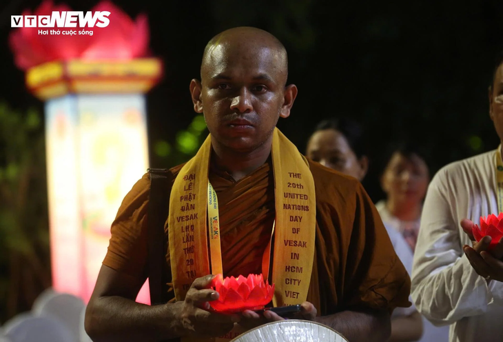 Hoa đăng sáng rực rỡ trong đêm mừng Đại lễ Vesak 2025 - ảnh 14
